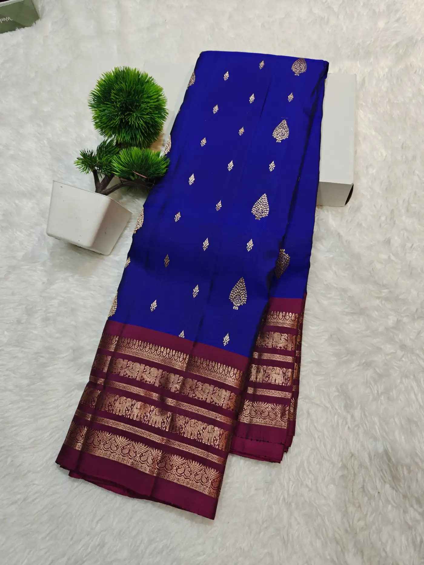 Royal Leaf-Butta Contrast Border Kanchi Soft Silk Saree